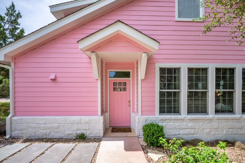 Pink House ATX | Heated Pool, Spa, & Firepit