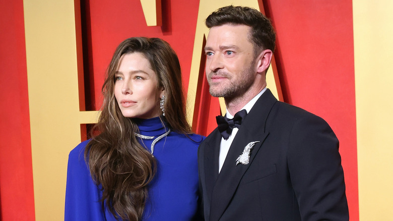 Jessica Biel, Justin Timberlake posing