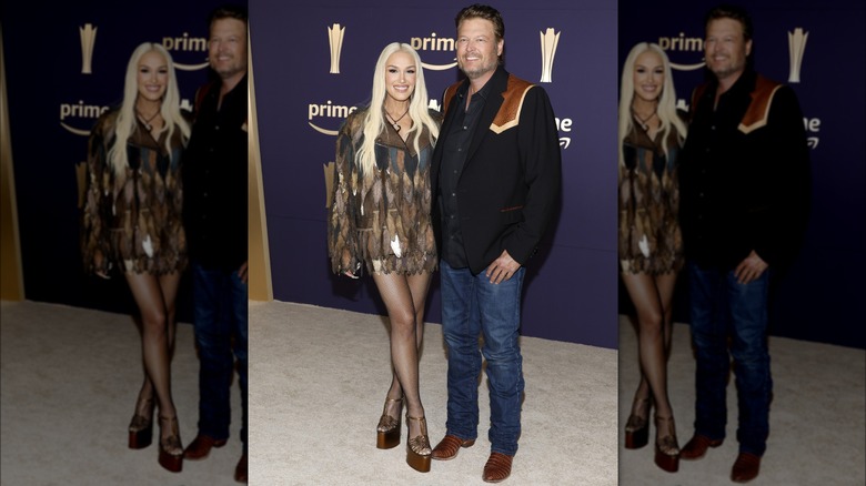 Gwen Stefani, Blake Shelton posing