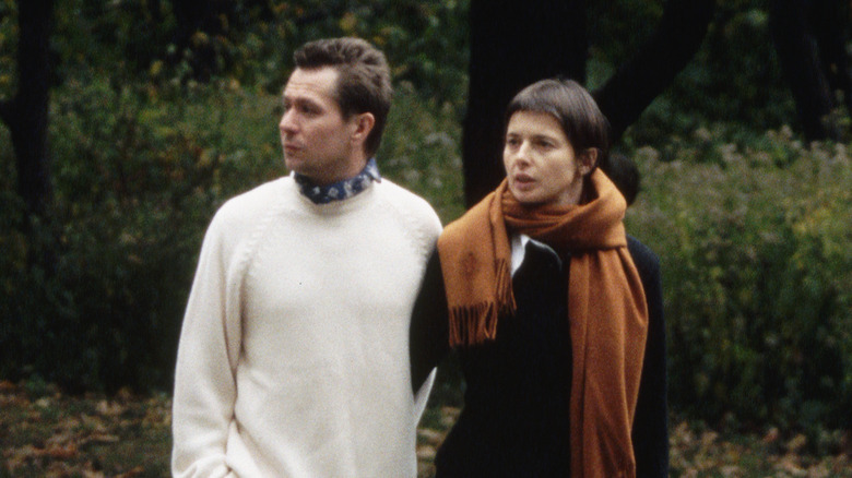 Gary Oldman and Isabella Rossellini walking in park