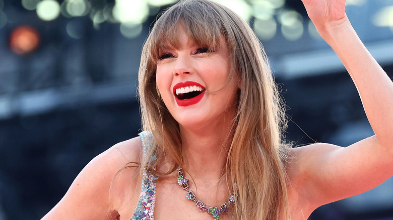 Taylor Swift waving on stage in close-up