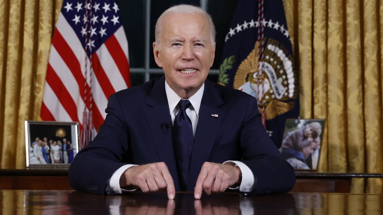 Joe Biden fingers on desk