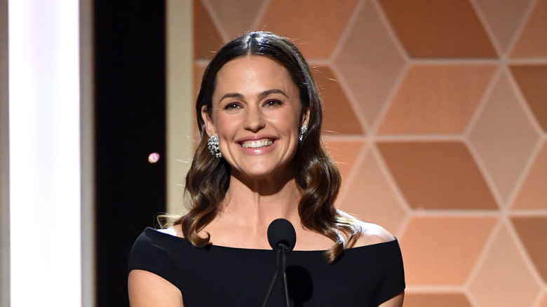 Jennifer garner speaking at HFA awards