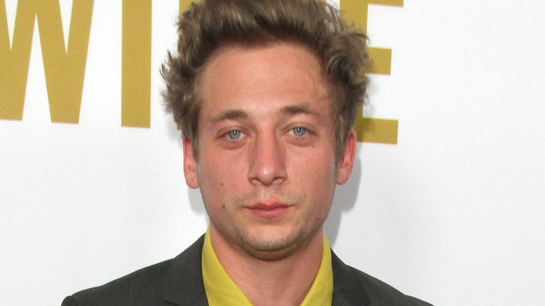 Jeremy Allen White posing for cameras