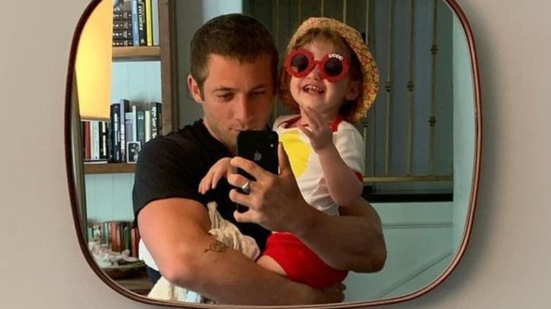 Jeremy Allen White and daughter in selfie