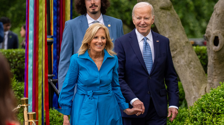 Jill Joe Biden holding hands