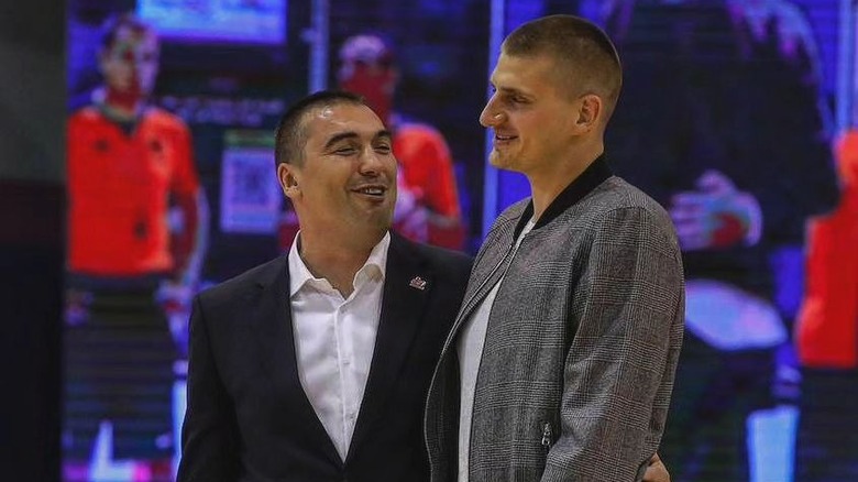 Nikola Jokić and Dejan Milojevic walking