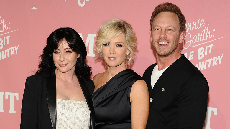 Shannen Doherty posing with Jennie Garth and Ian Ziering