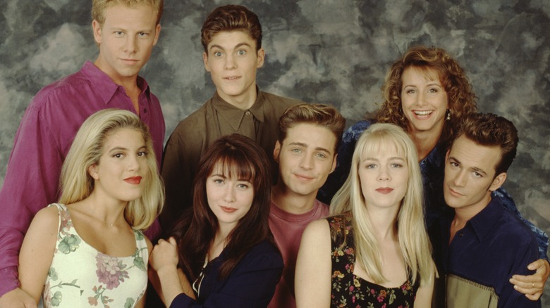 The Beverly Hills, 90210 cast posing