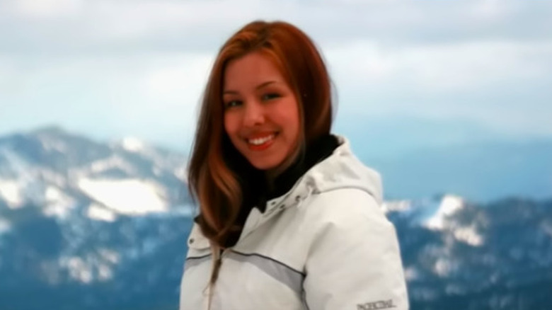 Jodi Arias posing for a photo near mountains