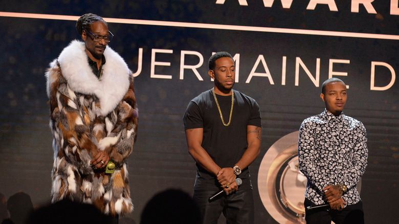 Snoop Dogg, Ludacris, and Bow Wow posing onstage