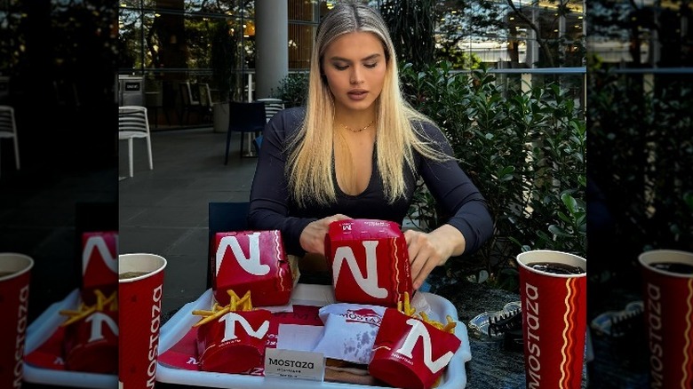  Luana Alonso eating fast food