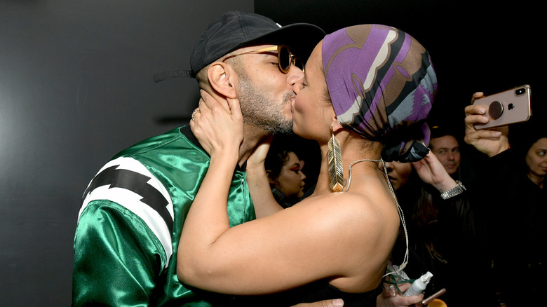 Swizz Beatz and Alicia Keys kissing 